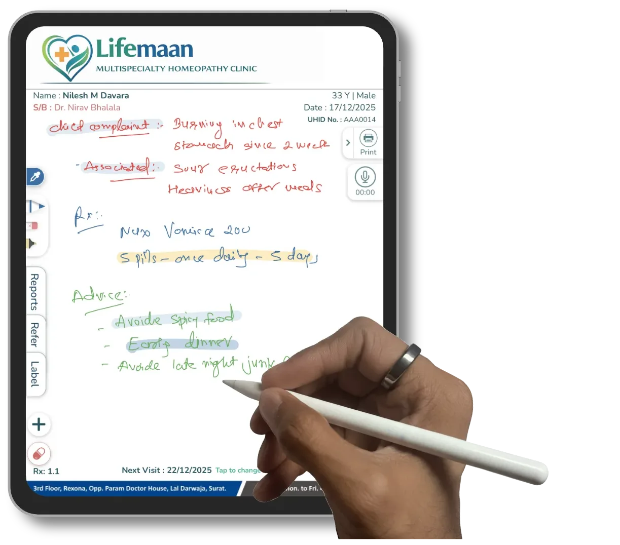 Writing a clinical note with a pen on the Lifemaan tablet